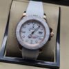 Rolex — esfera blanca con caja rosada y correa blanca