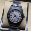 Rolex — esfera plateada texturizada con caja oscura