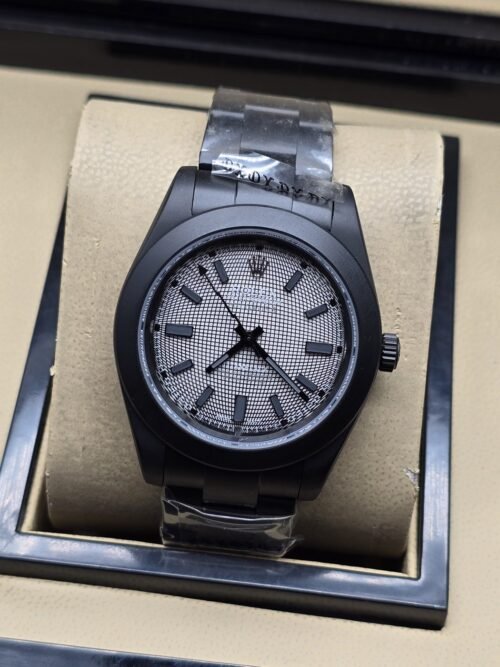 Rolex — esfera plateada texturizada con caja oscura