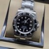 Rolex — esfera negra con bisel negro y brazalete plateado
