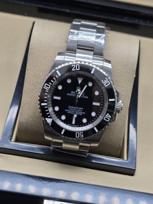 Rolex — esfera negra con bisel negro y brazalete plateado