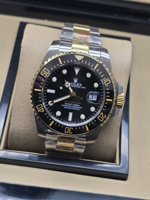 Rolex — esfera negra con numeración dorada y brazalete bicolor