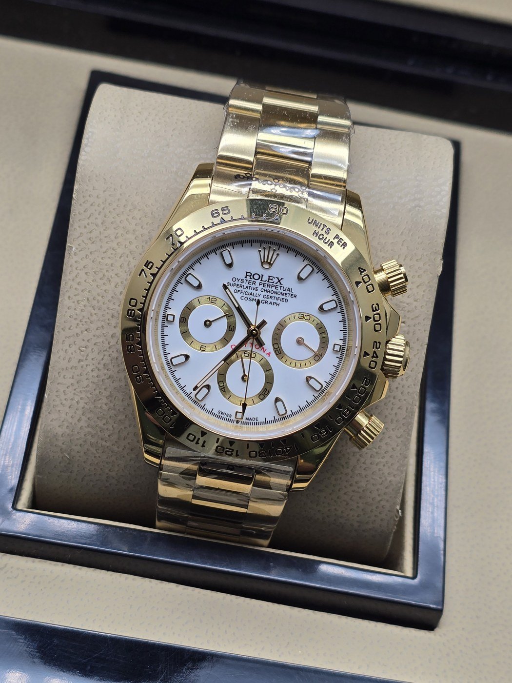 Rolex — esfera blanca con subesferas doradas y brazalete dorado