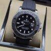 Rolex — esfera negra con bisel gris y correa negra