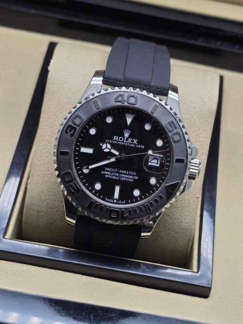 Rolex — esfera negra con bisel gris y correa negra