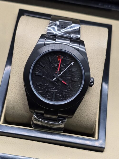 Rolex — esfera negra texturizada con aguja roja y caja negra