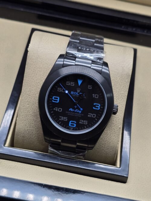 Rolex — esfera negra con números azules y caja negra