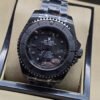 Rolex — esfera oscura con detalles brillantes y caja negra