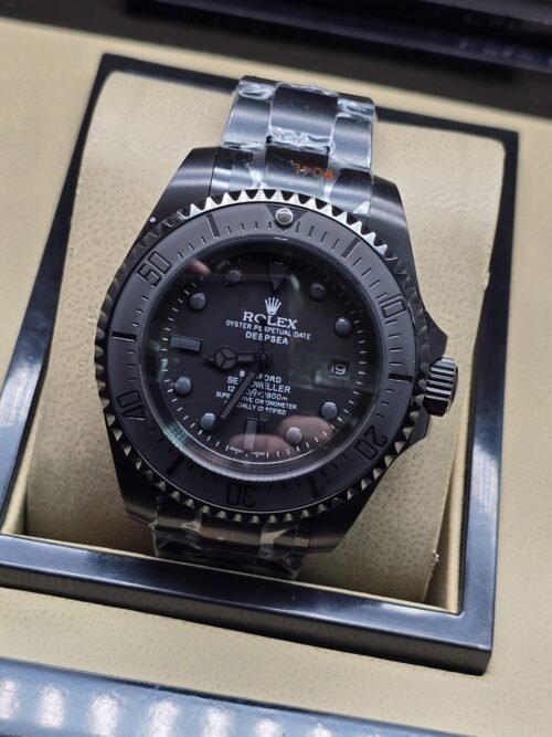 Rolex — esfera oscura con detalles brillantes y caja negra