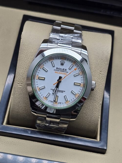 Rolex — esfera blanca con aguja naranja y brazalete plateado