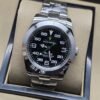 Rolex — esfera negra con números blancos y brazalete plateado