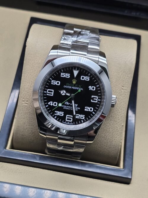 Rolex — esfera negra con números blancos y brazalete plateado