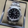 Rolex — esfera negra con números grandes y brazalete plateado