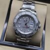 Rolex — esfera gris con bisel y brazalete plateados