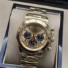 Rolex — esfera dorada con subesferas oscuras y brazalete dorado