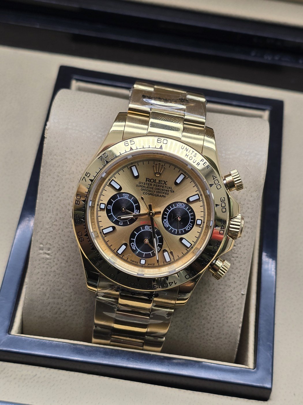 Rolex — esfera dorada con subesferas oscuras y brazalete dorado