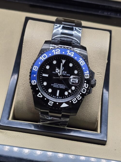 Rolex — esfera negra con bisel negro y azul, brazalete plateado