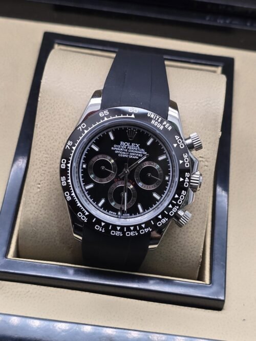 Rolex — esfera negra con subesferas y correa negra
