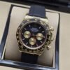 Rolex — esfera negra con subesferas doradas y correa negra