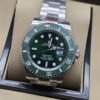 Rolex — esfera verde con bisel verde y brazalete plateado