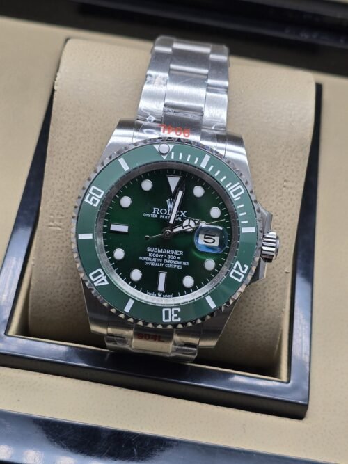 Rolex — esfera verde con bisel verde y brazalete plateado