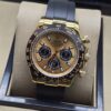 Rolex — esfera dorada con subesferas oscuras y correa negra