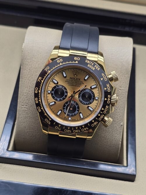 Rolex — esfera dorada con subesferas oscuras y correa negra