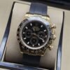 Rolex — esfera negra con subesferas doradas y correa negra