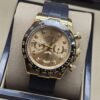 Rolex — esfera dorada con subesferas claras y correa negra