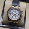 Rolex — esfera blanca con subesferas, caja dorada y correa negra
