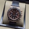 Rolex — esfera marrón con subesferas, caja rosada y correa negra