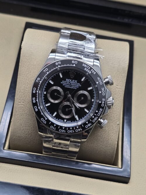 Rolex — esfera negra con subesferas y brazalete plateado