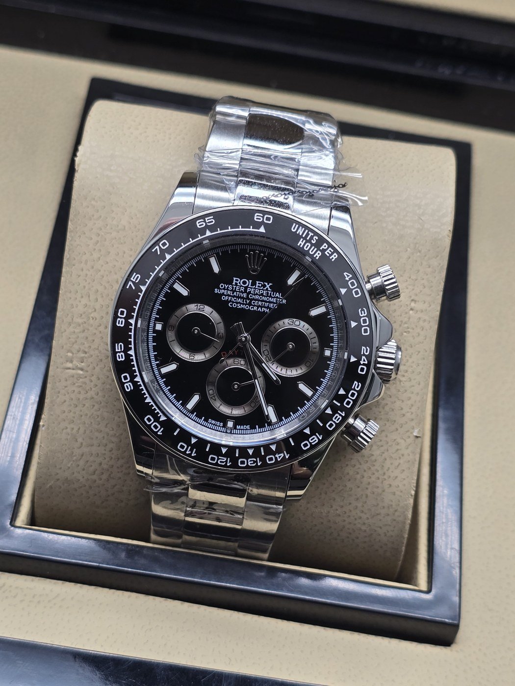 Rolex — esfera negra con subesferas y brazalete plateado