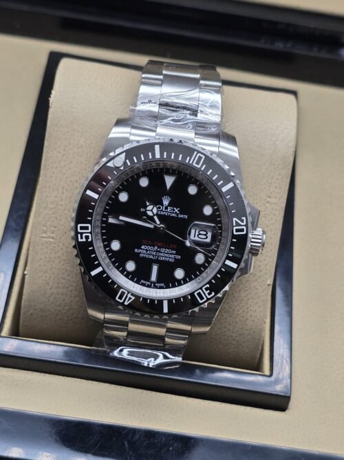 Rolex — esfera negra con bisel negro y brazalete plateado