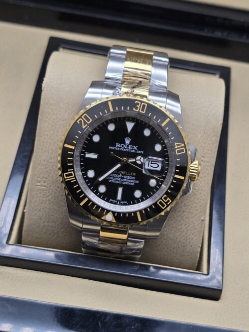 Rolex — esfera negra con bisel de números dorados y brazalete bicolor