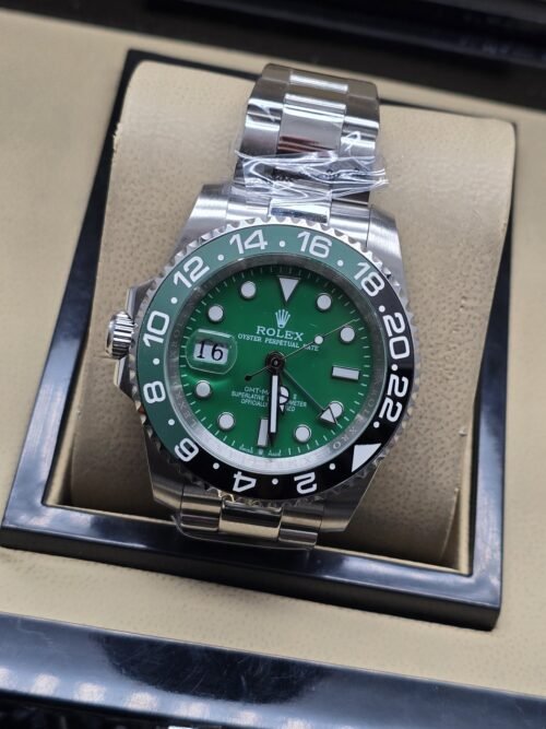 Rolex — esfera verde con bisel verde y negro, brazalete plateado