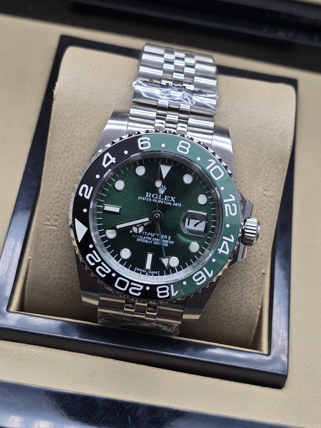 Rolex — esfera verde oscura con bisel verde y negro