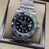 Rolex — esfera negra con bisel verde y negro, brazalete plateado