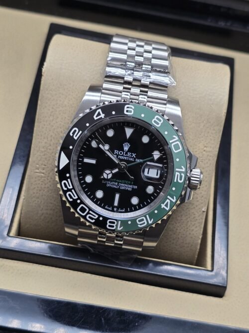Rolex — esfera negra con bisel verde y negro, brazalete plateado
