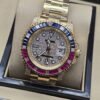 Rolex — esfera brillante con bisel multicolor y brazalete dorado