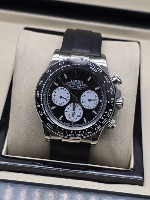 Rolex — esfera negra con tres subesferas blancas y correa negra