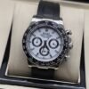 Rolex — esfera blanca con tres subesferas y correa negra