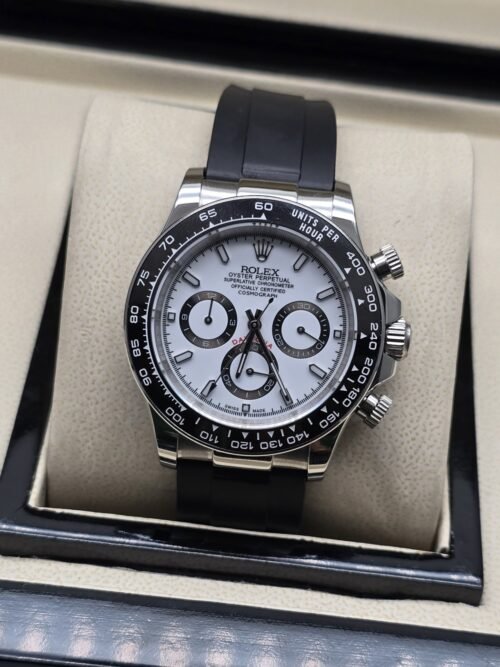 Rolex — esfera blanca con tres subesferas y correa negra