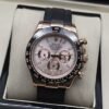 Rolex — esfera clara con subesferas, caja rosada y correa negra