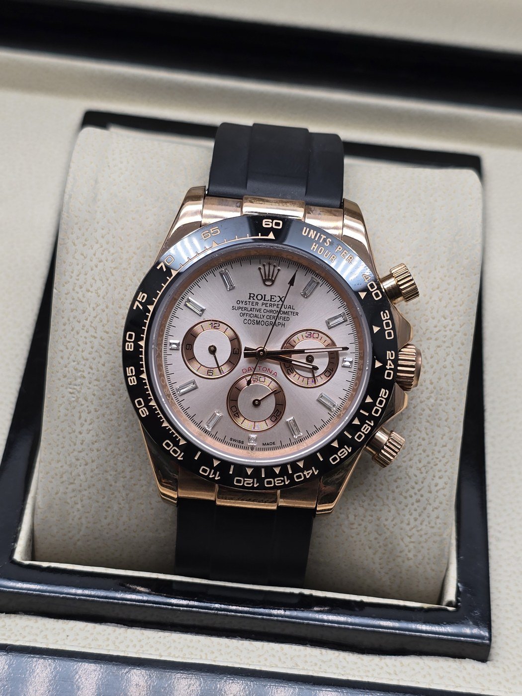 Rolex — esfera clara con subesferas, caja rosada y correa negra