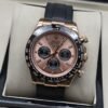 Rolex — esfera rosada con subesferas oscuras y correa negra