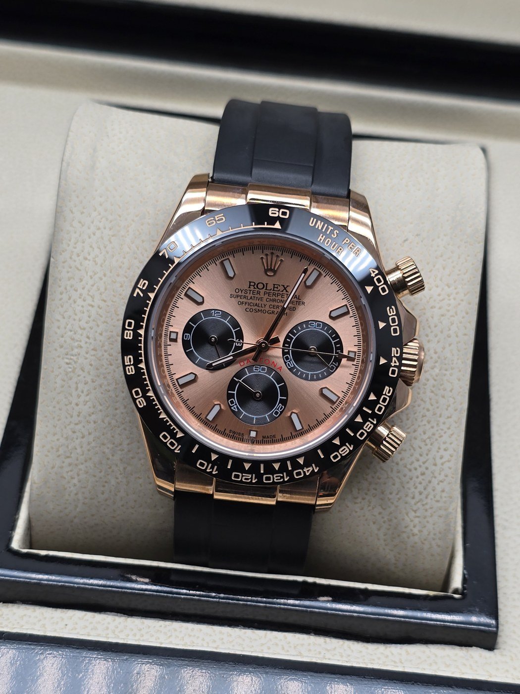 Rolex — esfera rosada con subesferas oscuras y correa negra