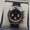 Rolex — esfera negra con subesferas rosadas y correa negra
