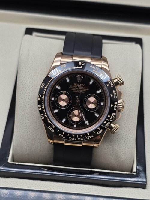 Rolex — esfera negra con subesferas rosadas y correa negra