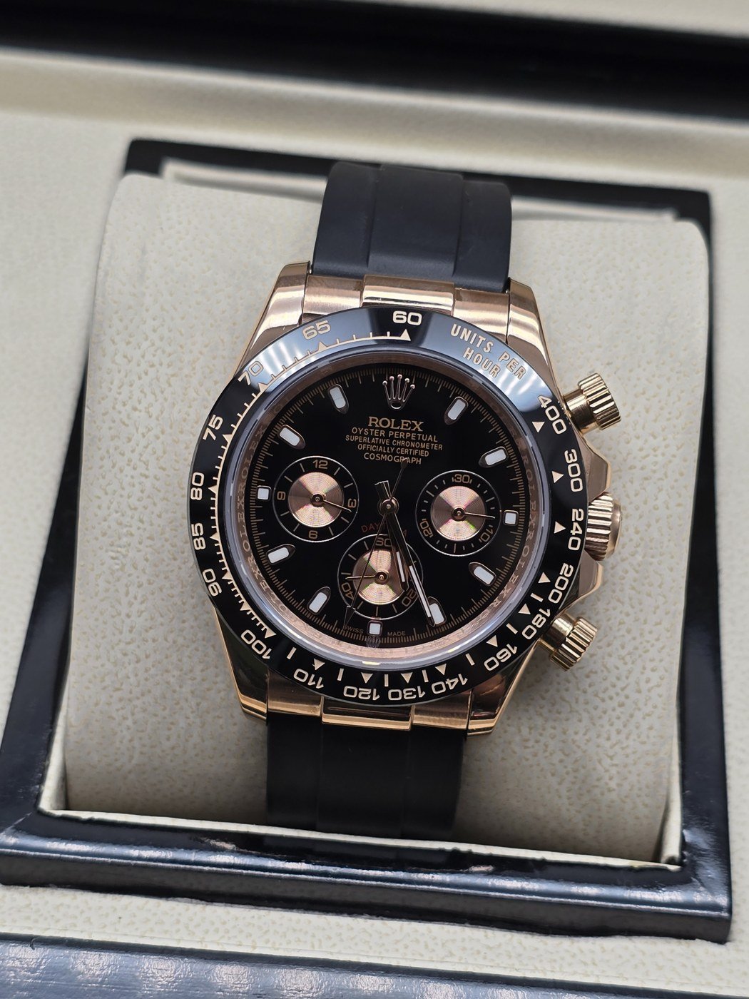 Rolex — esfera negra con subesferas rosadas y correa negra